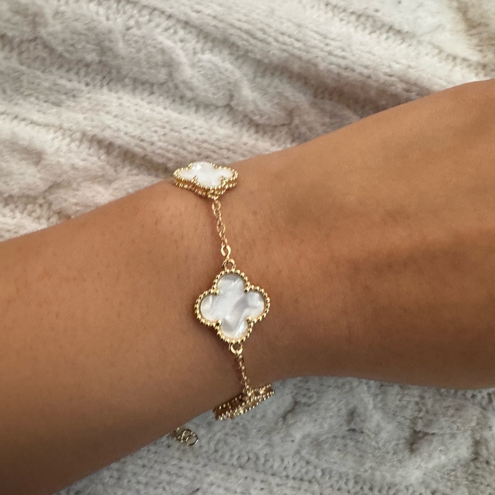 White pearl gold clover leaf bracelet